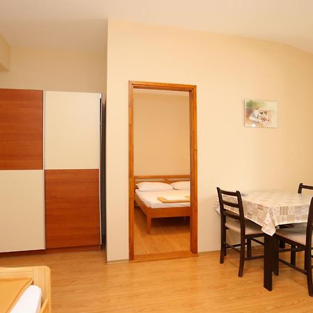 Apartments By The Sea Nemira, Omis - 17039 Tice Pokoj fotografie