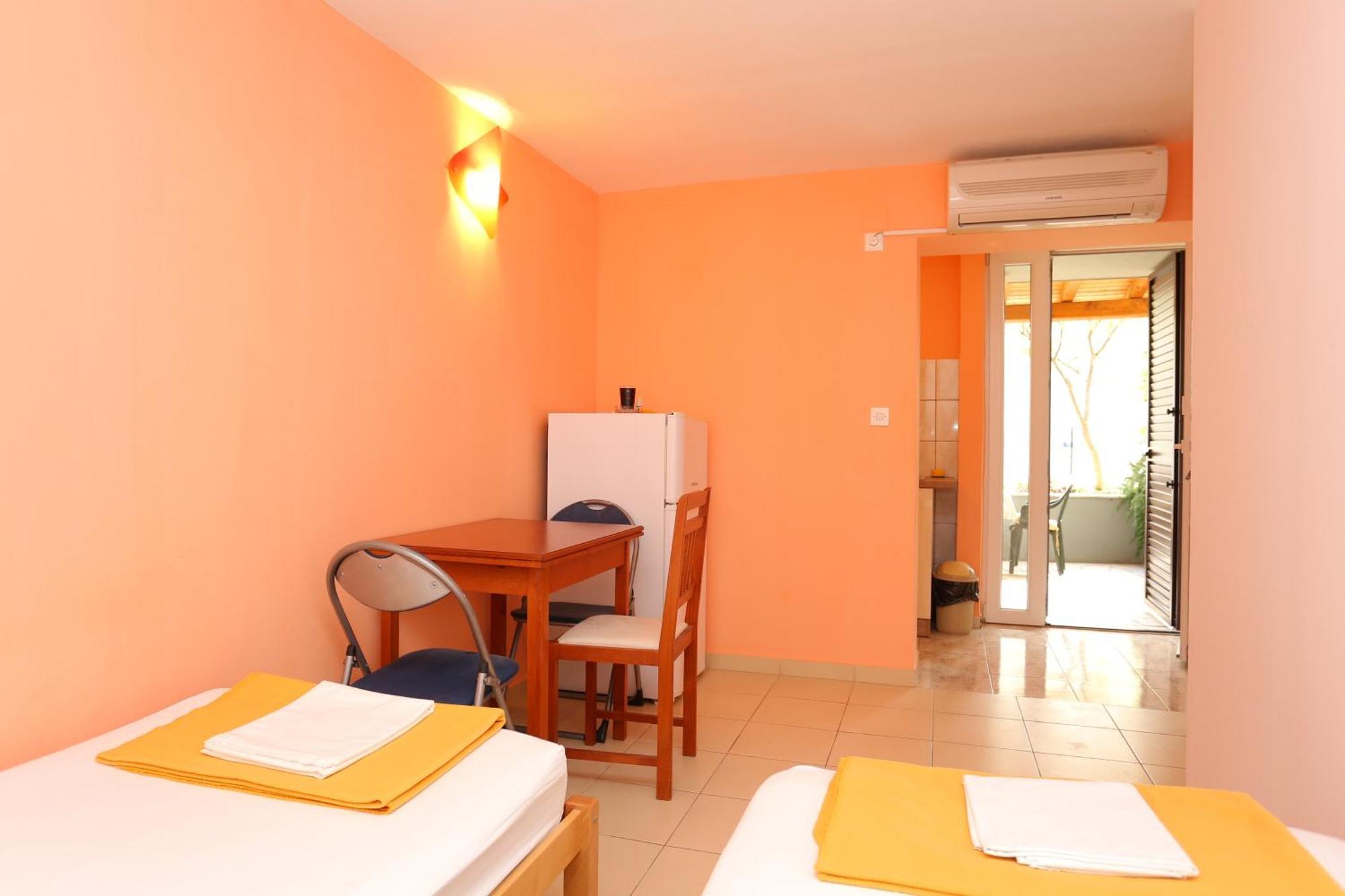 Apartments By The Sea Nemira, Omis - 17039 Tice Pokoj fotografie