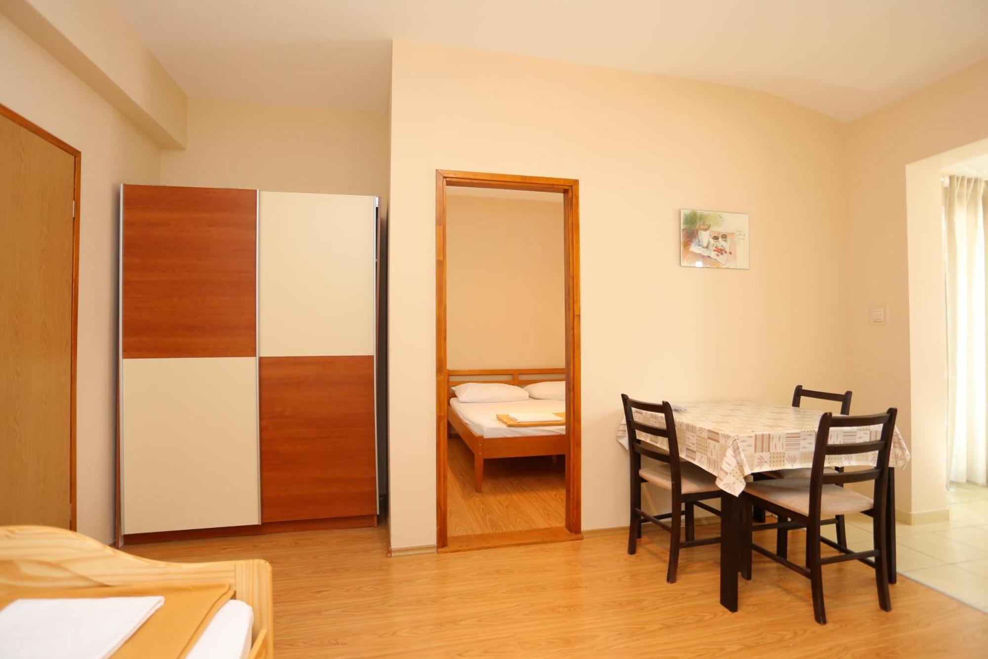 Apartments By The Sea Nemira, Omis - 17039 Tice Pokoj fotografie